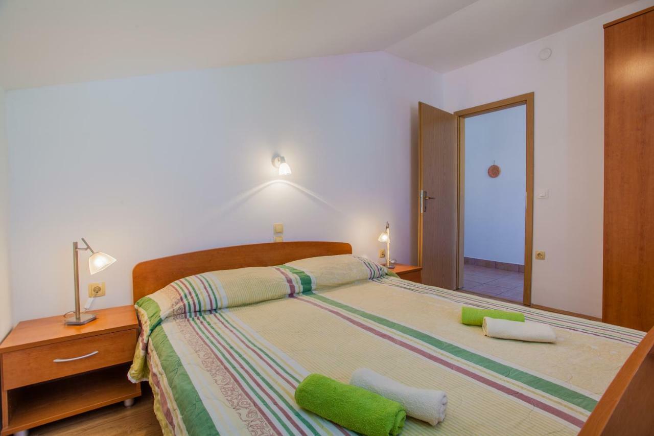 Apartmani Komesic Apartment *
